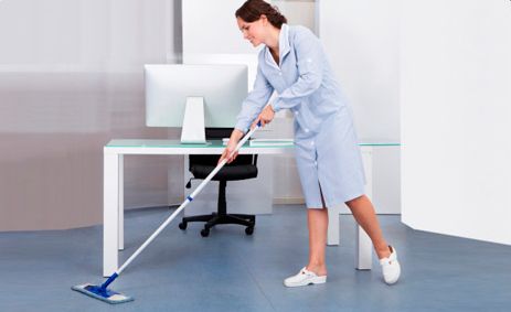 Profi Clean mujer limpiando oficina
